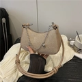 Champagnerfarbene Pailletten-Baguette-Tasche mit dekorativer Silberkette und Perlen - Gold