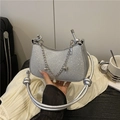 Silberne Pailletten-Halbmondtasche mit Metallgriff und dekorativen Sternanhängern - Silber