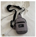 Bolso bandolera de nailon gris con bolsillo negro y detalles de malla estilo urbano - Gris