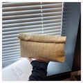 Schicke beige Stroh-Umschlagtasche mit Webstruktur und elegantem Metallverschluss - Khaki