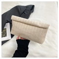 Große beige geflochtene Stroh-Umschlagtasche mit goldenen Ringen und Textur - Beige