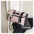 Dettaglio della borsa sottobraccio rosa a pieghe con fiocco nero e motivi a uccelli - Rosa Con Pendente