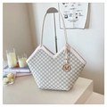 Detail van een hippe tote tas met M-letterprint en goudkleurige metalen ringhanger - Wit
