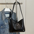 Bolso de hombro minimalista en ecopiel negra con detalle de lazo y correas - Negro