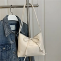 Bolso hobo minimalista blanco crema con detalle de lazo y cuentas metálicas - Blanco