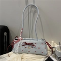 Borsa sottobraccio azzurra con stampe a fiocco rosso e dettagli in pizzo decorativo - Blu