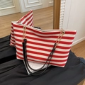 Große Shopper-Tasche mit rot-weißen Querstreifen und einer eleganten goldenen Kette - Rot