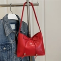 Bolso de hombro rojo con lazo decorativo, dijes plateados y detalles de cordón - Rojo