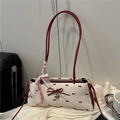 Borsa sottobraccio color crema con stampa fiocchi rossi e ciondolo a cuore - Bianco