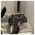 Dettaglio della pochette da sera in pizzo nero con fiori di perle e cornice in metallo - Nero