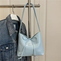 Bolso de hombro azul claro con lazo y cuentas plateadas para mujeres elegantes - Azul
