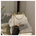 Dettaglio borsa in pizzo bianco con grandi perle ed elegante manico ad anello oro - Bianco