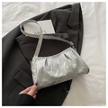 Detalle del bolso de hombro gris claro con textura de mármol y diseño plisado elegante - Plateado