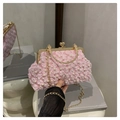 Dettaglio dei petali di fiori rosa 3D e perle bianche sulla borsa a mano da sera - Rosa