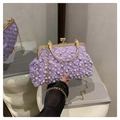 Dettaglio borsa da sera lilla con trama floreale, decorazioni di perle e manico d'oro - Viola