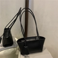 Borsa baguette minimalista in pelle nera opaca con sottile tracolla e cerniera - Nero