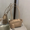 Borsa a tracolla baguette beige minimalista in pelle PU con ciondolo coordinato - Cachi