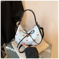 Weiße Hobo-Tasche mit rotem Schleifenmuster, schwarzem Lederbesatz und Herzanhänger - Weiß Roter Punktmuster Schleifenstil (Grün)
