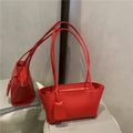 Borsa baguette rossa in finta pelle minimalista con spalline sottili e cuciture - Rosso