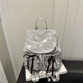 Sac à dos argenté métallisé avec nœuds en ruban noir et tissu à texture froissée - Gris