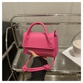 Chique roze vierkante mini-handtas met goudkleurig logo en geknoopte leren schouderriem - Rozerood