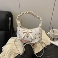 Borsa a spalla bianco crema stile balletto con fiocco e ciondolo a cuore in ecopelle - Bianco