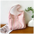 Bolso hobo de nailon a rayas rosas y naranjas con textura plisada y bolsillos - Rosa
