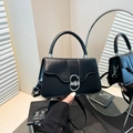 Bolso elegante de cuero negro mate con cierre de herradura plateado y asa superior - Negro