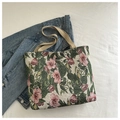 Detail der floralen Jacquard-Stofftasche mit rosa Blumenmuster auf Jeansstoff - Frisch Blau Rot Floral (Stil 1)