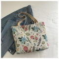 Nahaufnahme der floralen Jacquard-Struktur der Tragetasche mit Retro-Blumenmuster - Helles Rot Blaues Blumenmuster (Modell 3)