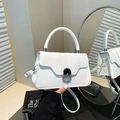 Bolso de mano blanco en cuero con cierre de giro y asa reflejado en un espejo - Blanco
