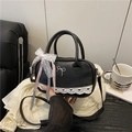 Borsa bowling chic in pelle PU nera con bordo in pizzo bianco e ciondolo a fiocco - Nero