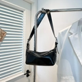 Borsa sottobraccio retrò in pelle verniciata nera con design elegante e dettaglio triangolo - Nero