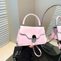 Elegante bolso rosa estructurado con hebilla ovalada plateada y correa de hombro a juego - Rosa