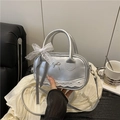 Mini borsa bowling argento con fiocchi di pizzo bianco e ricami a forma di cuore - Argento