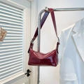 Borsa a spalla retrò bordeaux in pelle verniciata lucida con tracolla regolabile - Rosso
