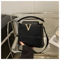 Elegante zwarte bucket bag met lychee korrel, gouden V-gesp en verstelbare schouderband - Zwart