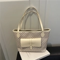 Borsa tote beige e marrone a pois con tasca anteriore e spalline sottili - Bianco