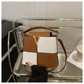 Bruine en witte kleurblok emmer tas met gouden V-gesp en lychee textuur leer - Wit en Bruin