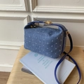 Bolso bandolera chic de mezclilla azul claro con asas azul oscuro y herrajes dorados - Azul