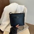 Minimalistische schwarze Beuteltasche mit weichem Leder und silberner Schnalle - Schwarz