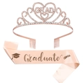 Détail de la tiare GRAD en or rose avec strass et de l'écharpe en satin pour la remise des diplômes - Or rose / Couronne Or Rose + Écharpe Rose Clair