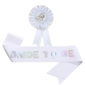 Set fascia e spilla Bride To Be bianca con scritte oro rosa per addio al nubilato festeggiamenti - Taglia unica / Bianco Iridescente