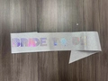 Detail der silbernen Glitzer Bride to Be Schärpe mit holografischem Schriftzug - Einheitsgröße / Silber Planet Stil