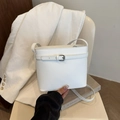 Weiße Bucket-Bag aus Leder mit Fanyissa-Logo und Metallschnalle in modernem Design - Weiß