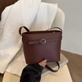 Minimalistische dunkelbraune Leder-Beuteltasche mit Zierschnalle und glatter Textur - Braun
