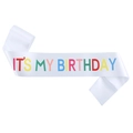Gros plan de l'écharpe d'anniversaire en satin blanc avec lettrage coloré IT'S MY BIRTHDAY - Blanc avec Multicolore Type 1