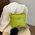 Sac seau tendance vert néon avec bandoulière en cuir et boucle décorative - Vert
