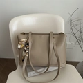 Borsa tote kaki minimalista con sciarpa di seta vintage decorativa sul manico in pelle - Cachi