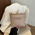 Sac seau beige minimaliste en cuir lisse avec une boucle argentée élégante et chic - Kaki
